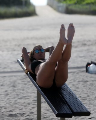 Die vollbusige Imogen Thomas trainiert in einem knappen schwarzen Bikini am Strand von Miami
 #75170805