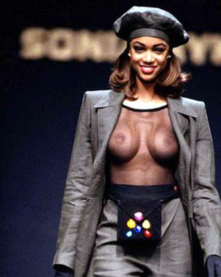 Tyra Banks posiert sexy im Eine-Million-Dollar-BH und zeigt ihre Titten
 #75400432
