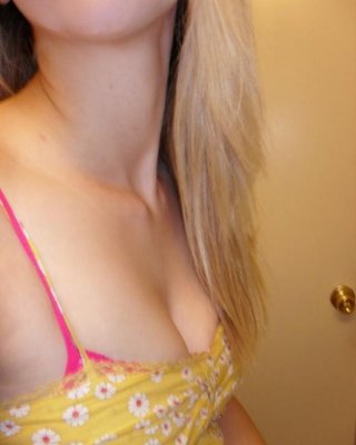 ブロンドのティーンエイジャーがサマードレスを着ている写真
 #68083569