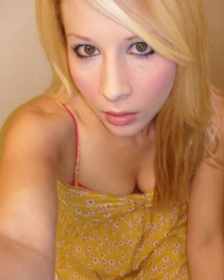 ブロンドのティーンエイジャーがサマードレスを着ている写真
 #68083578