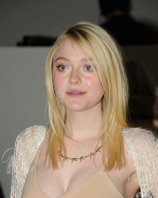 Dakota Fanning braless zeigt großes Dekolleté in einem fleischfarbenen Top und Rock bei 
 #75205082