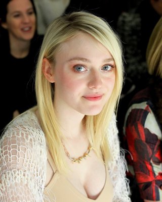 Dakota Fanning braless zeigt großes Dekolleté in einem fleischfarbenen Top und Rock bei 
 #75205085