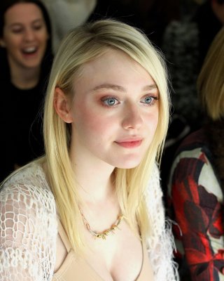 Dakota Fanning braless zeigt großes Dekolleté in einem fleischfarbenen Top und Rock bei 
 #75205087