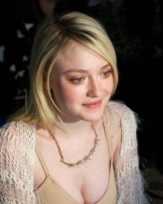 Dakota Fanning braless zeigt großes Dekolleté in einem fleischfarbenen Top und Rock bei 
 #75205091