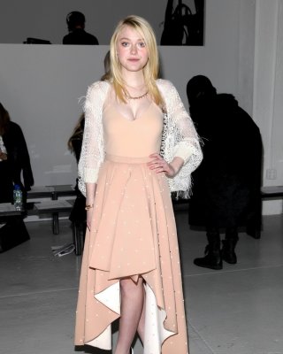 Dakota Fanning braless zeigt großes Dekolleté in einem fleischfarbenen Top und Rock bei 
 #75205132