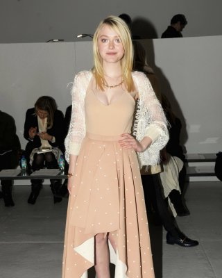 Dakota Fanning braless zeigt großes Dekolleté in einem fleischfarbenen Top und Rock bei 
 #75205136