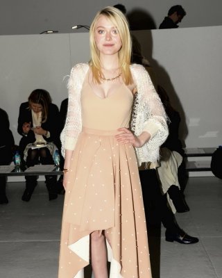 Dakota Fanning braless zeigt großes Dekolleté in einem fleischfarbenen Top und Rock bei 
 #75205139