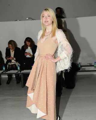 Dakota Fanning braless zeigt großes Dekolleté in einem fleischfarbenen Top und Rock bei 
 #75205143