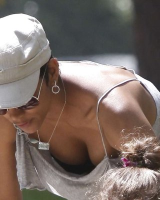 Halle berry downblouse und zeigt ihre Muschi und schöne Titten Paparazzi Bilder
 #75295621
