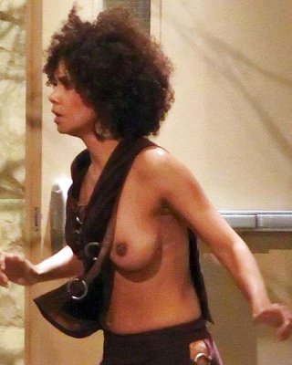 Halle berry downblouse und zeigt ihre Muschi und schöne Titten Paparazzi Bilder
 #75295718