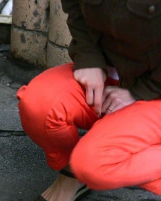 Rote total vollgepisste Hose einer Tussi, die ihre Blase entleeren wollte
 #73243486