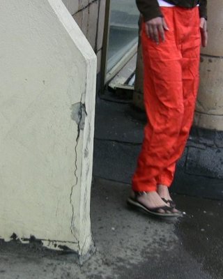 Rote total vollgepisste Hose einer Tussi, die ihre Blase entleeren wollte
 #73243538