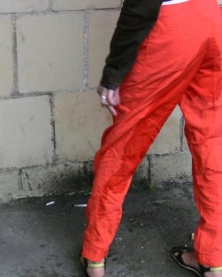 Rote total vollgepisste Hose einer Tussi, die ihre Blase entleeren wollte
 #73243542