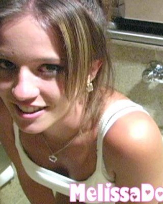 Sexy brünettes Teenie fingert sich auf dem Badezimmerboden
 #78422477