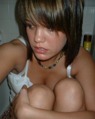Brunette cutie nackt teen mit schönen Titten posiert vor der Kamera
 #71552766