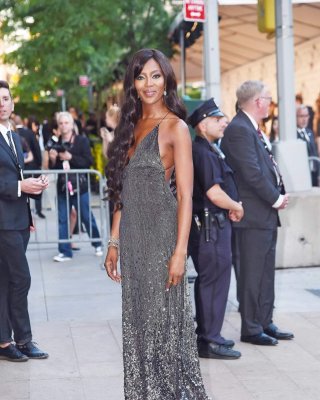 Naomi Campbell Showing Cleavage At The 2014 CFDA Fashion Awards In NYC