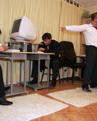 Teen muss an drei Schwänzen saugen, um ihren Job zu behalten
 #75807564