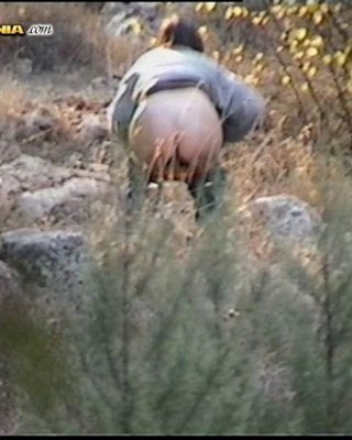 Mädchen beim Pinkeln im Wald erwischt
 #76585560