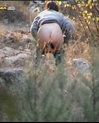 Mädchen beim Pinkeln im Wald erwischt
 #76585563