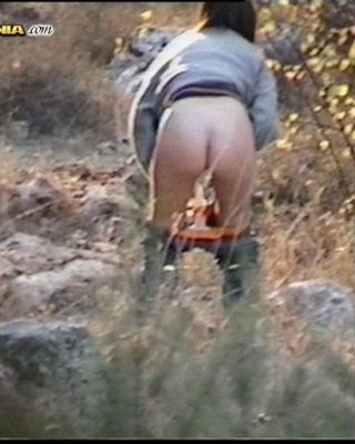 Mädchen beim Pinkeln im Wald erwischt
 #76585566