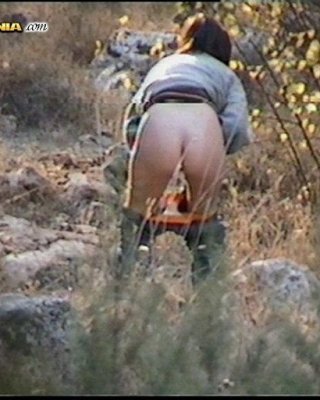 Mädchen beim Pinkeln im Wald erwischt
 #76585572