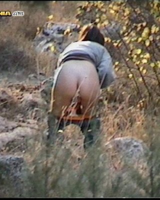 Mädchen beim Pinkeln im Wald erwischt
 #76585575