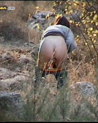 Mädchen beim Pinkeln im Wald erwischt
 #76585579