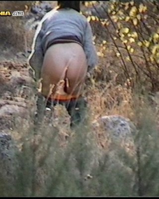 Mädchen beim Pinkeln im Wald erwischt
 #76585584