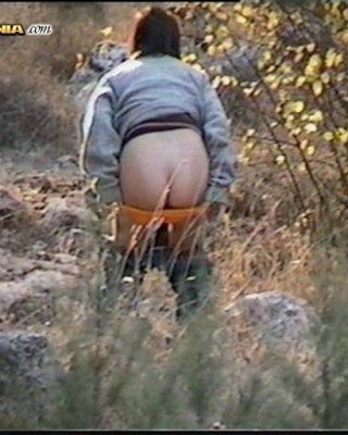 Mädchen beim Pinkeln im Wald erwischt
 #76585592