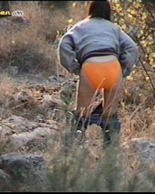 Mädchen beim Pinkeln im Wald erwischt
 #76585602