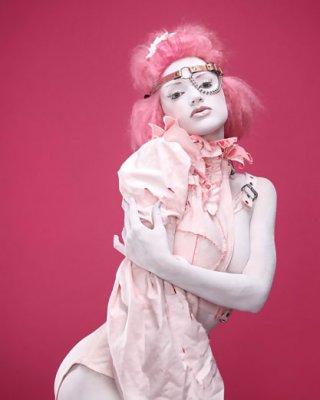 Rosa haired gothic babe zeigt rauchenden heißen Körper
 #72841801