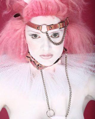 Rosa haired gothic babe zeigt rauchenden heißen Körper
 #72841809