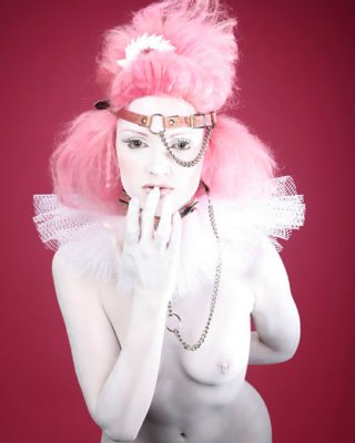 Rosa haired gothic babe zeigt rauchenden heißen Körper
 #72841830