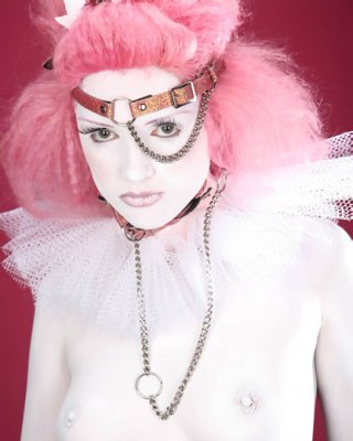 Rosa haired gothic babe zeigt rauchenden heißen Körper
 #72841878