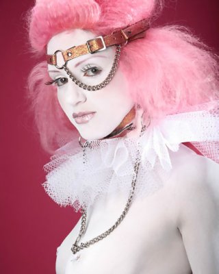 Rosa haired gothic babe zeigt rauchenden heißen Körper
 #72841893