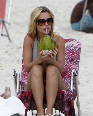 Juliana didone verbringt Zeit am Strand und genießt die Wellen
 #75371794