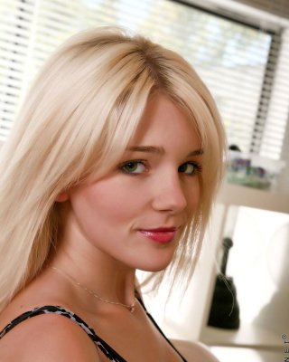 Abdeckung babe spreizt ihre Beine wirklich weit und lassen Sie Ihre frechen tit pop aus auf Ihr top
 #71534283
