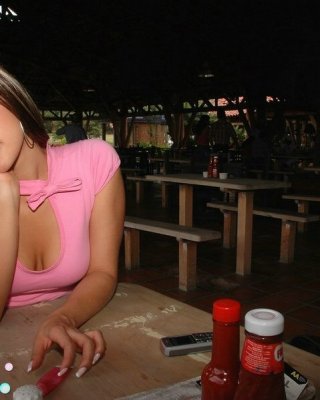 Busty Pamela Spice in Klammern posiert in der Öffentlichkeit in rosa
 #77998844