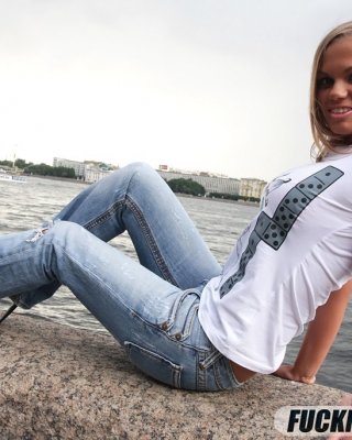 Geiler Kerl zieht Chicks Blue Jeans aus und bohrt ihr enges Arschloch
 #71249848