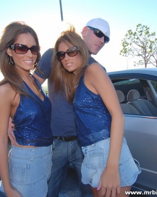 Dos chicas calientes son perforadas en sus coños por grandes pollas
 #78702795