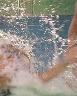 Zwei Mädchen im Wasserpark
 #71087538