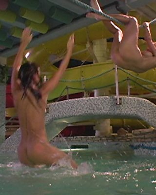 Zwei Mädchen im Wasserpark
 #71087585