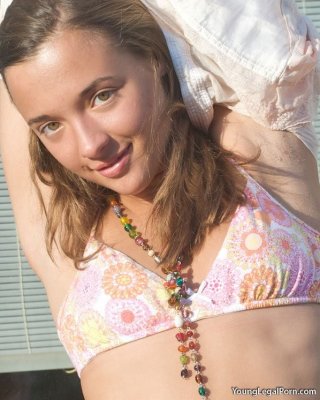 Teenie spielt mit Dildo
 #68417216