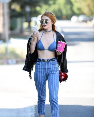 Bella Thorne vollbusig in Denim-Bikini-Top und Jeans
 #75140786