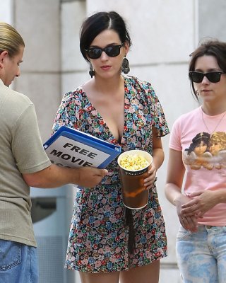 Katy perry leggy und zeigt brüste im tief ausgeschnittenen minikleid mit shannon woodward a
 #75254953