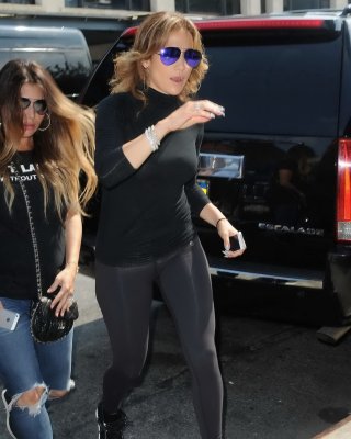 Jennifer Lopez zeigt ihren runden Arsch in einer schwarzen Strumpfhose in NYC
 #75186548
