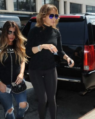 Jennifer Lopez zeigt ihren runden Arsch in einer schwarzen Strumpfhose in NYC
 #75186553