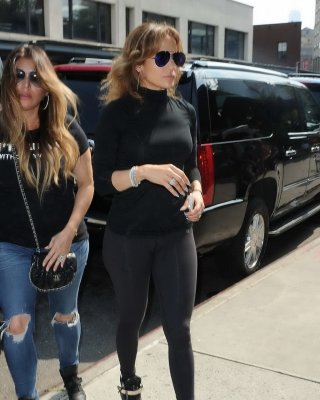 Jennifer Lopez zeigt ihren runden Arsch in einer schwarzen Strumpfhose in NYC
 #75186596