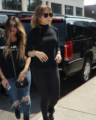 Jennifer Lopez zeigt ihren runden Arsch in einer schwarzen Strumpfhose in NYC
 #75186604
