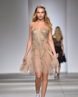 Cara delevingne zeigt durchsichtige Höschen bei der Topshop Unique Show in London 
 #75185524